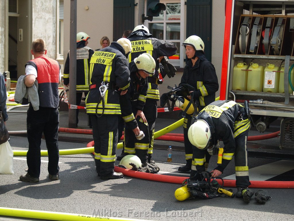 Kellerbrand mit Menschenrettung Koeln Brueck Hovenstr Olpenerstr P093.JPG